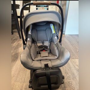 Nuna pipa lite rx Car Seat and Relx base in Light Gray with Canopy 2022